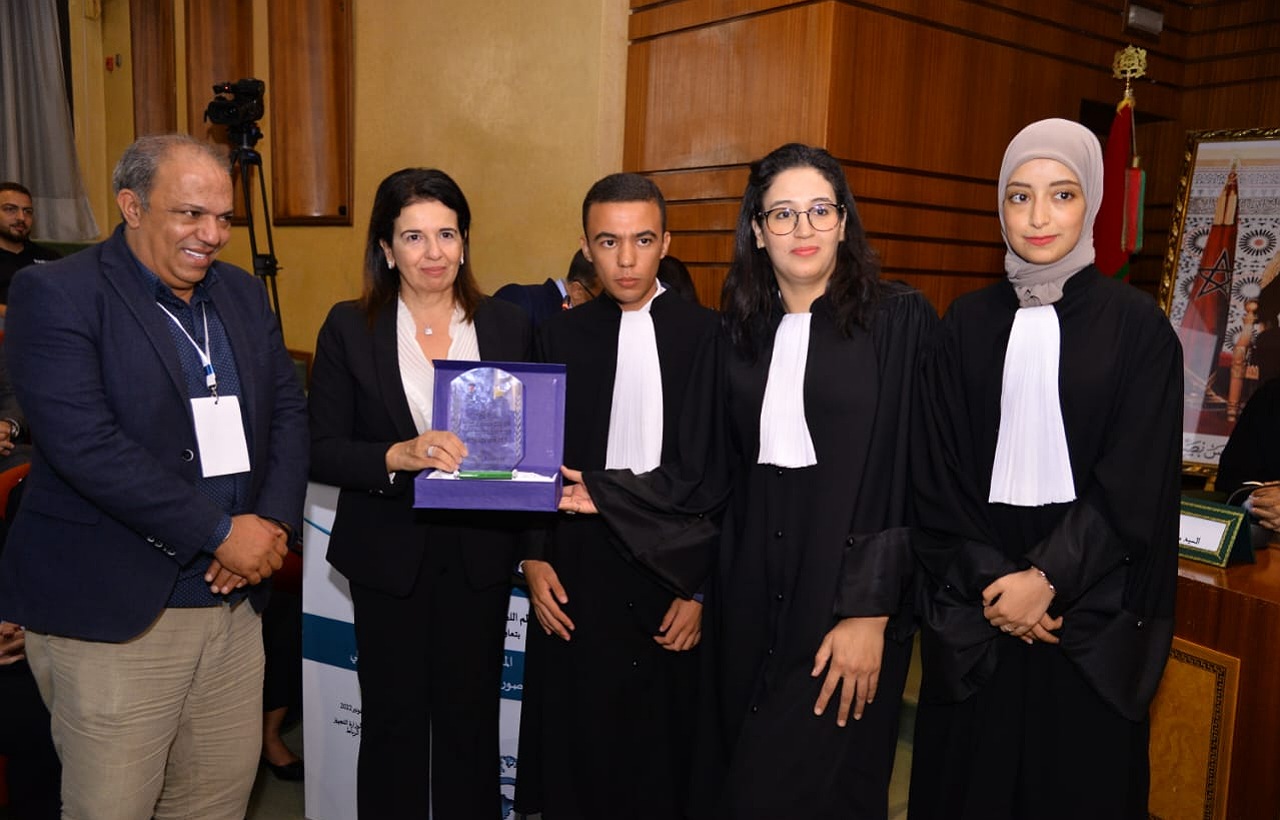 طلبة كلية الحقوق بمراكش يمثلون المغرب في مسابقة القانون الدولي الإنساني بعمان