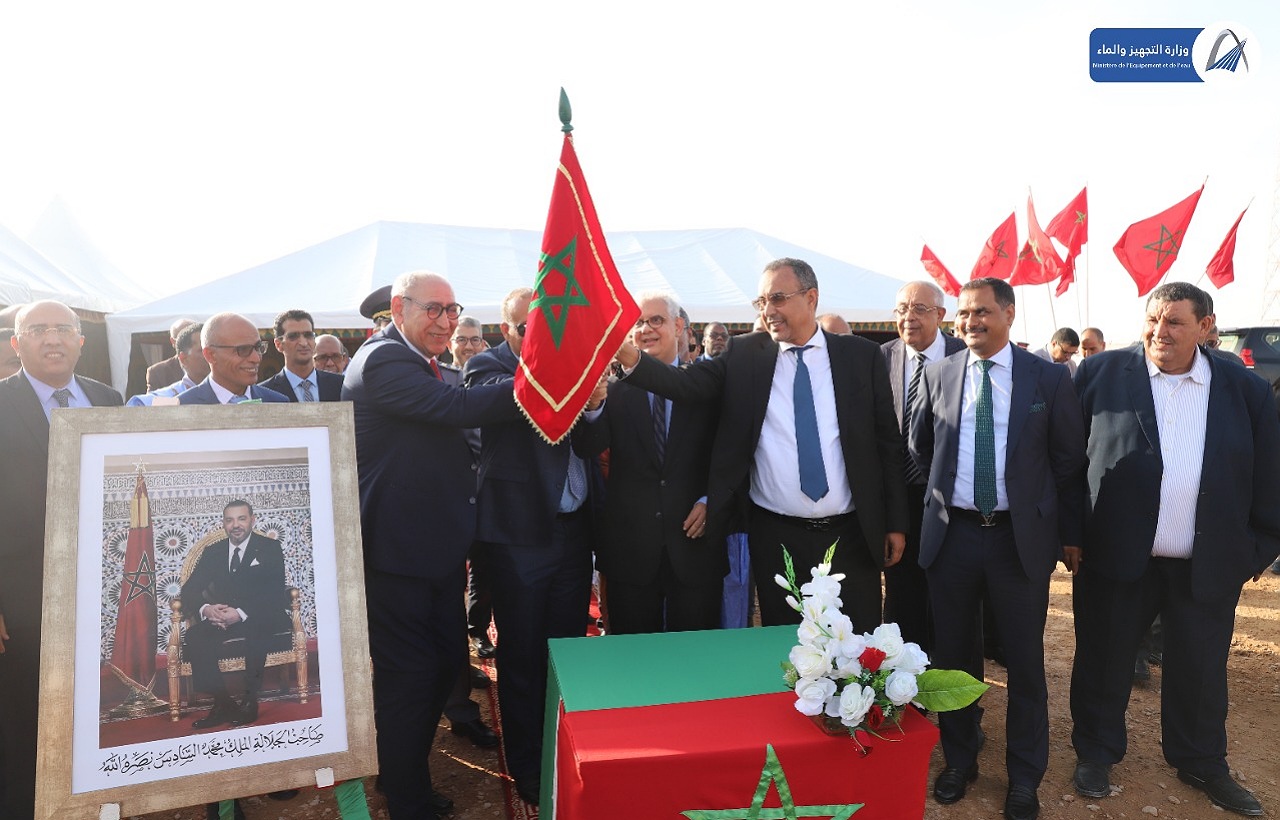 وزير التجهيز و الماء  يشرف على إعطاء انطلاقة أشغال توسيع وتقوية الطريق الوطنية رقم 1