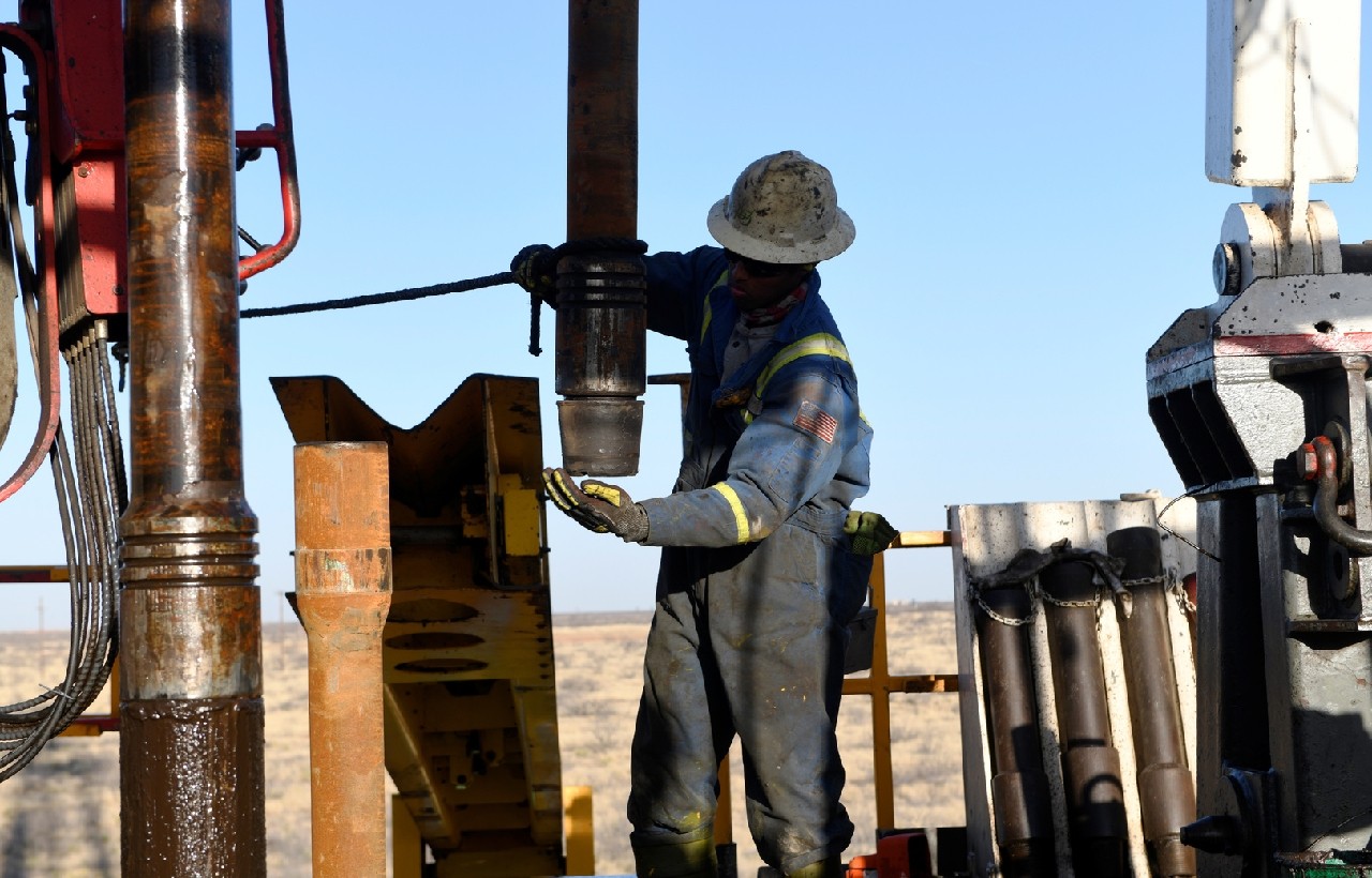 انخفاض سعر النفط عالميا واستمرار ارتفاع أسعار المحروقات في المغرب