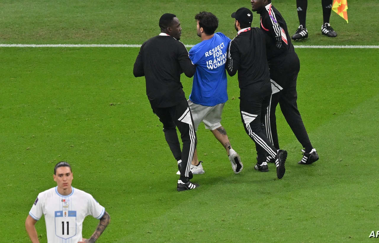 إطلاق سراح مشجع اقتحم لقاء البرتغال وأوروغواي بعلم قوس قزح إطلاق سراح مشجع اقتحم لقاء البرتغال وأوروغواي بعلم قوس قزح