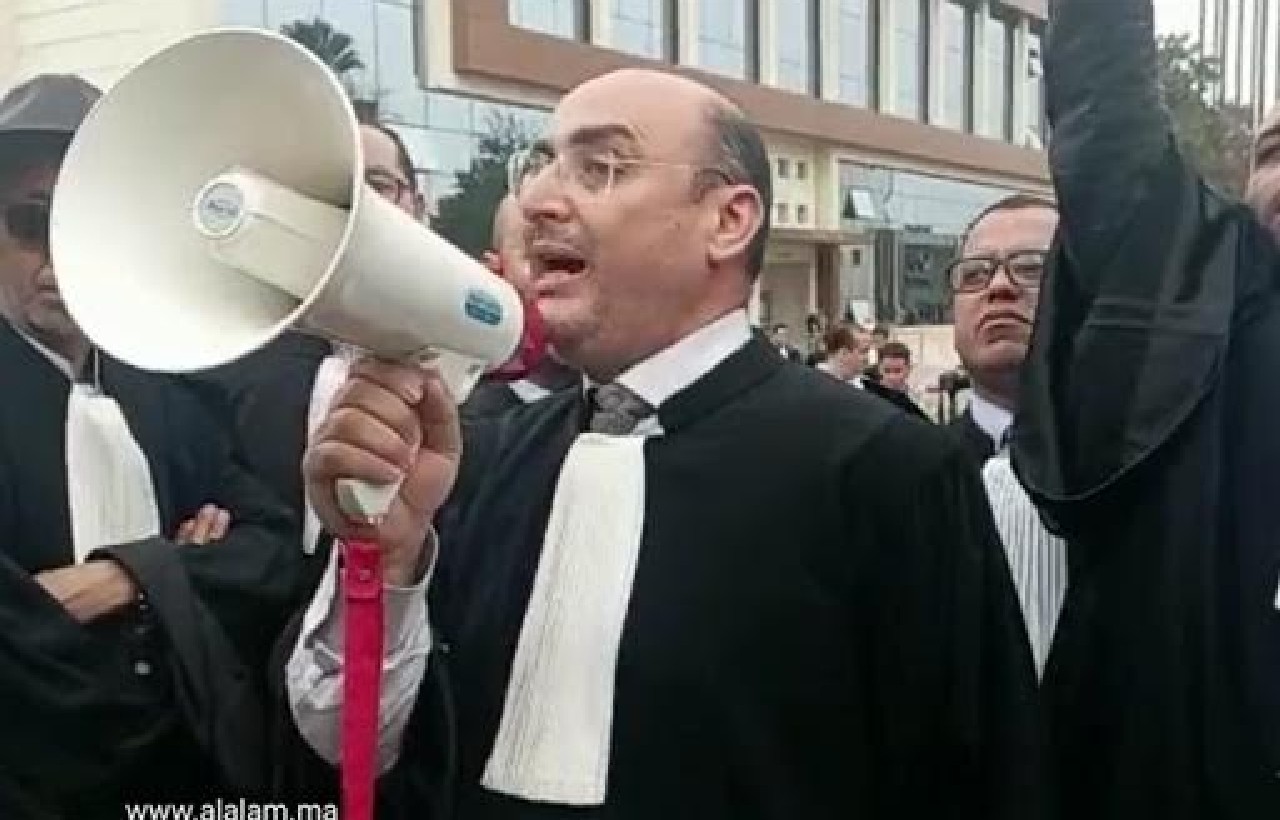 أصحاب البذل السوداء يعلقون مقاطعة محاكم البيضاء أصحاب البذل السوداء يعلقون مقاطعة محاكم البيضاء