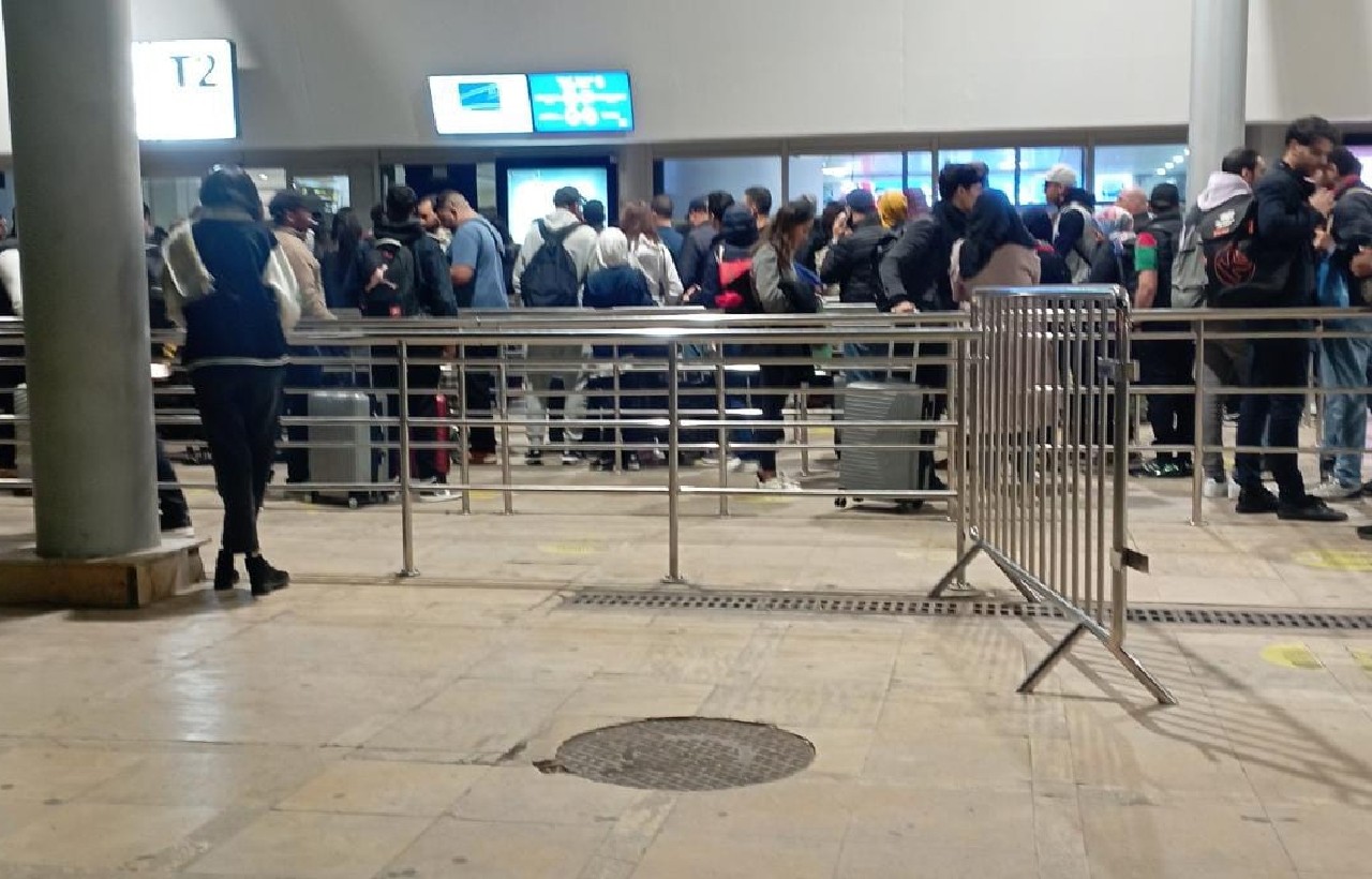 جماهير مغربية عالقة بمطار محمد الخامس بعد إلغاء رحلاتهم إلى قطر