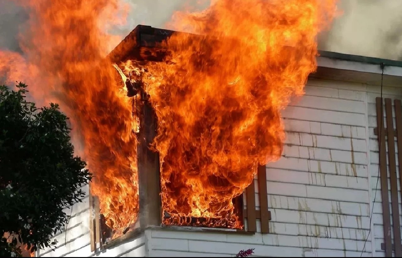 محاولة إطفاء حريق منزلي تنتهي بمأساة