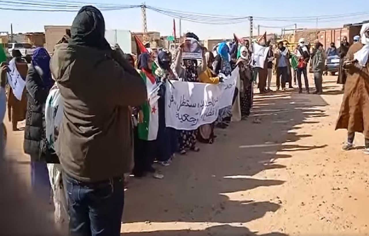 وقفة احتجاجية لـ «ذوي البشرة السوداء»  في تندوف بسبب عبودية البوليساريو وقفة احتجاجية لـ «ذوي البشرة السوداء»  في تندوف بسبب عبودية البوليساريو