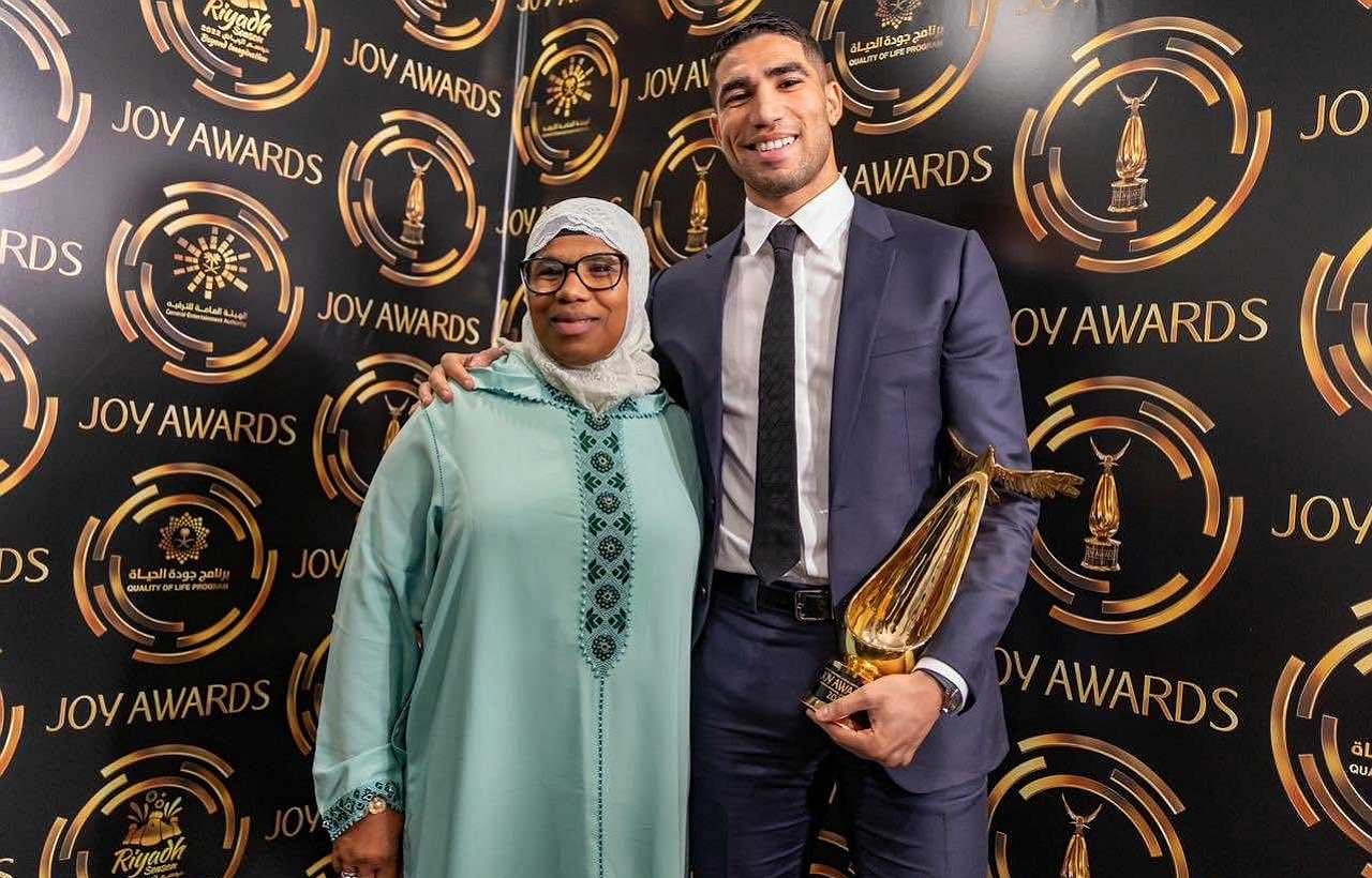 مدافع الأسود يتوج بجائزة أفضل رياضي عربي