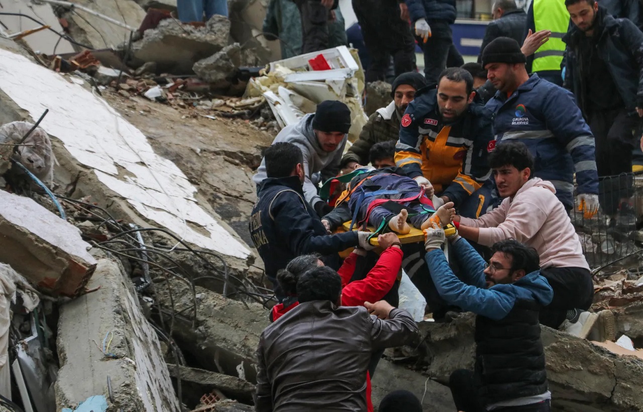284 قتيلا وأكثر من 2300 مصابا في زلزال بتركيا