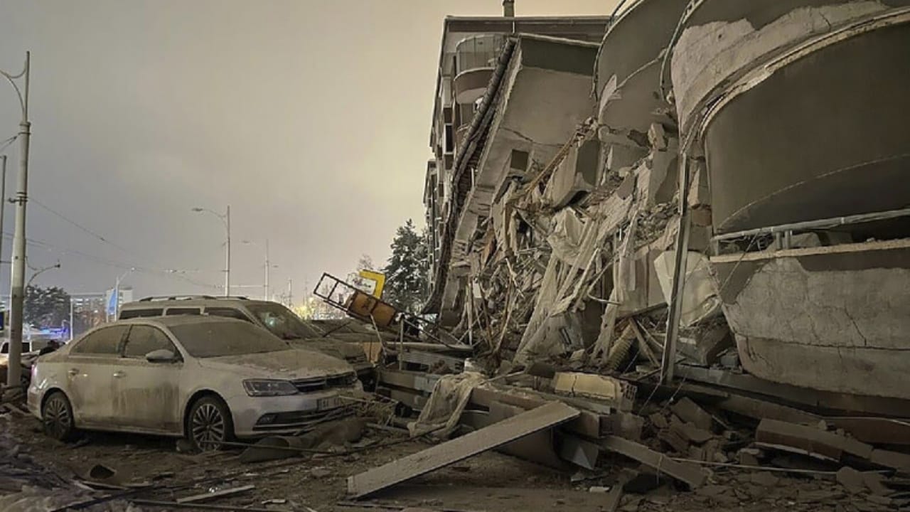 أردوغان يعلن ارتفاع عدد ضحايا الزلزال المدمر وعمال الإنقاذ يسابقون الزمن لانتشال العالقين