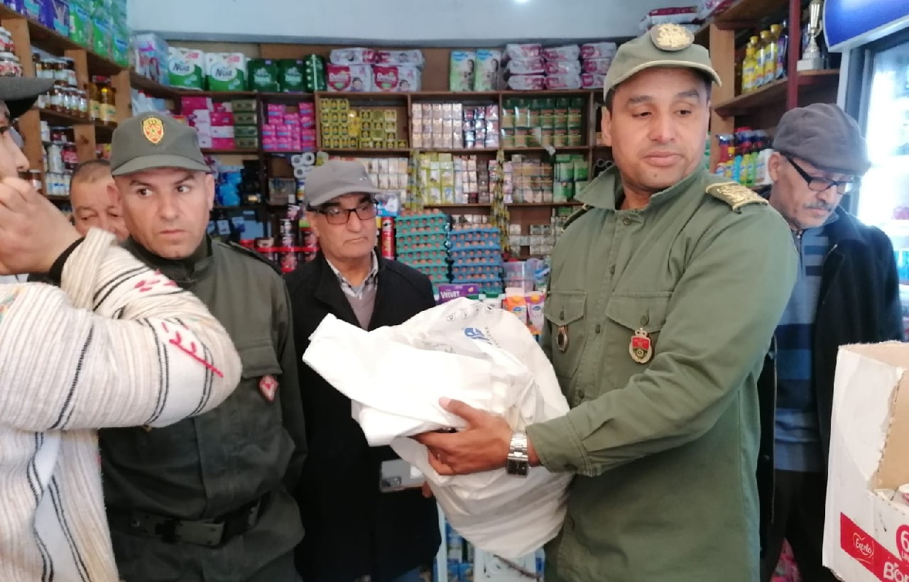 السلطات المحلية تقود حملة مراقبة أسعار السلع وجودتها السلطات المحلية تقود حملة مراقبة أسعار السلع وجودتها