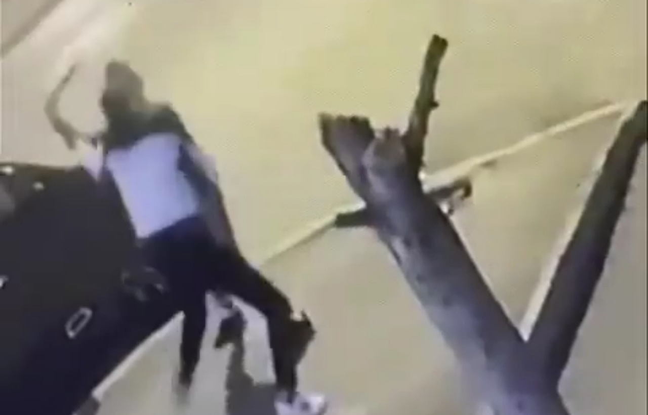 أمن طنجة يتفاعل مع فيديو يظهر شخصا يعرض ضحية لاعتداء بالسلاح الأبيض