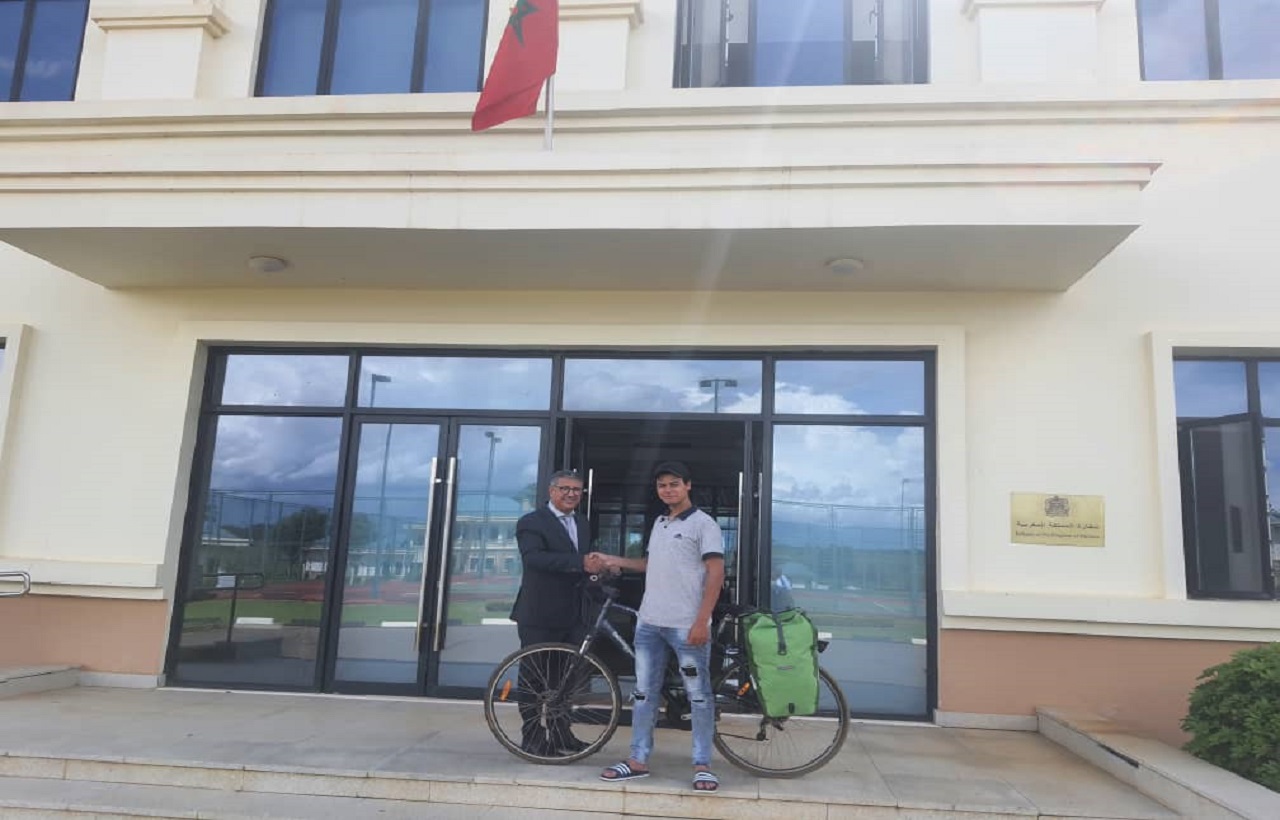 حصري: رحالة مغربي يجوب القارة الأفريقية على دراجة هوائية وسفارة المغرب بملاوي تهنئه بالإنجاز