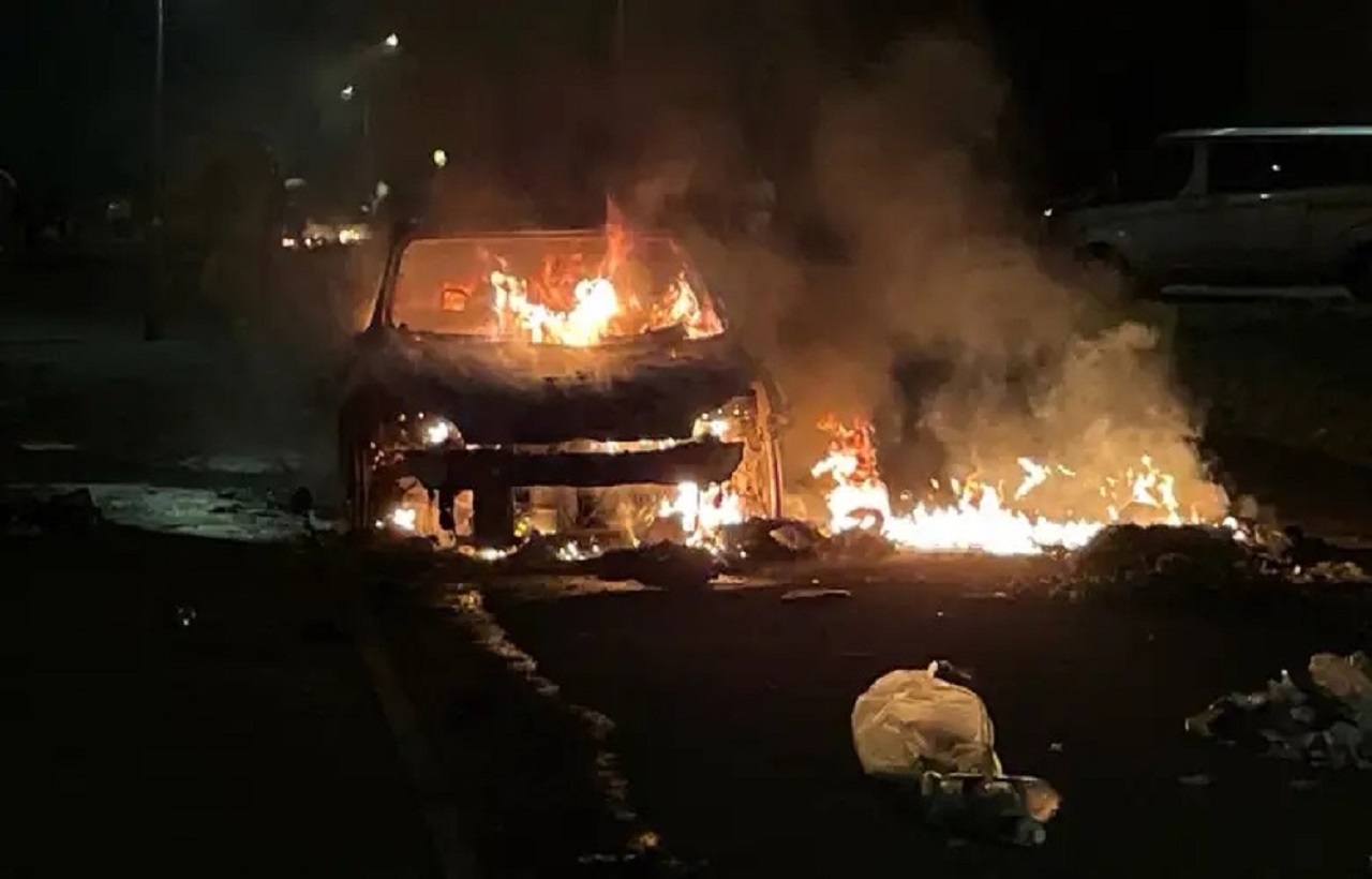 فوضى عارمة في عاصمة ويلز بعد إضرام النار في سيارات