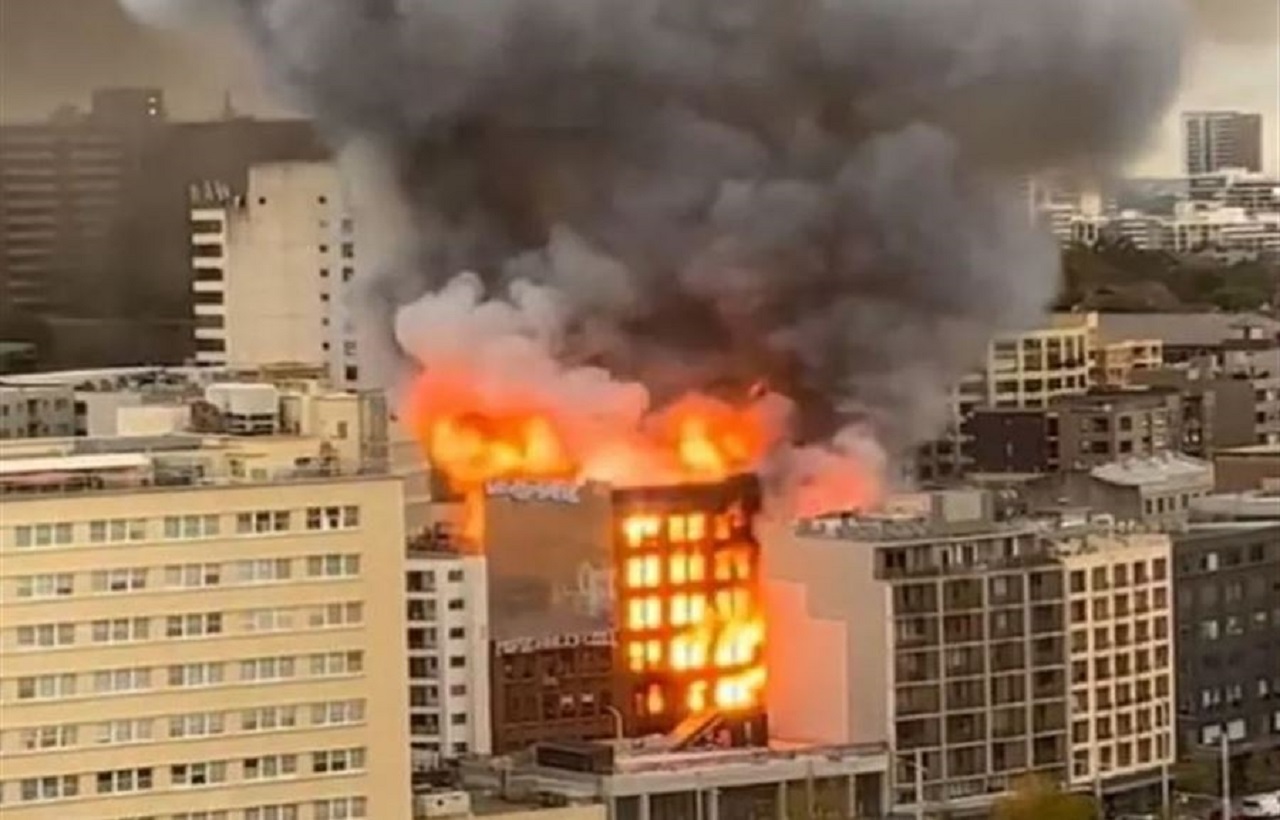 بالفيديو.. حريق مُهْوِل وانهيار "مخيف" لمبنى في أستراليا