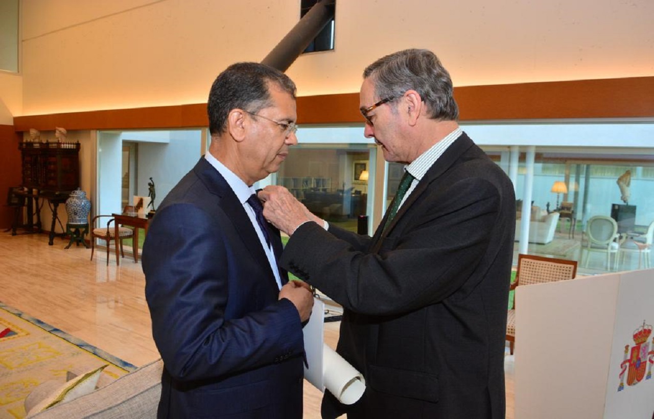 العاهل الإسباني يمنح مدير الاتصال بوزارة الشباب وسام الاستحقاق المدني "ضابط" العاهل الإسباني يمنح مدير الاتصال بوزارة الشباب وسام الاستحقاق المدني "ضابط"