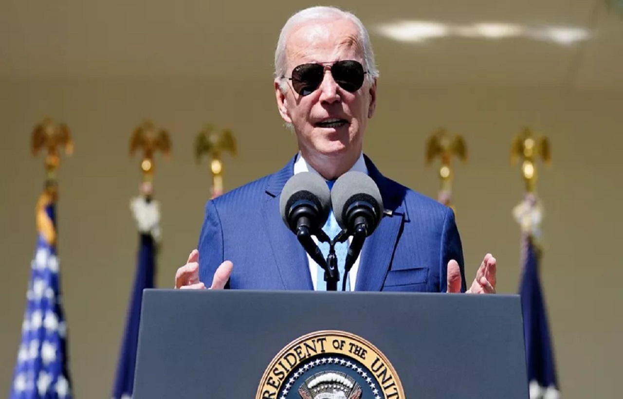 الرئيس الأمريكي يشتم صحفياً بعد سؤاله عن سبب ظهوره في ملفات فساد تحقق فيها FBI الرئيس الأمريكي يشتم صحفياً بعد سؤاله عن سبب ظهوره في ملفات فساد تحقق فيها FBI