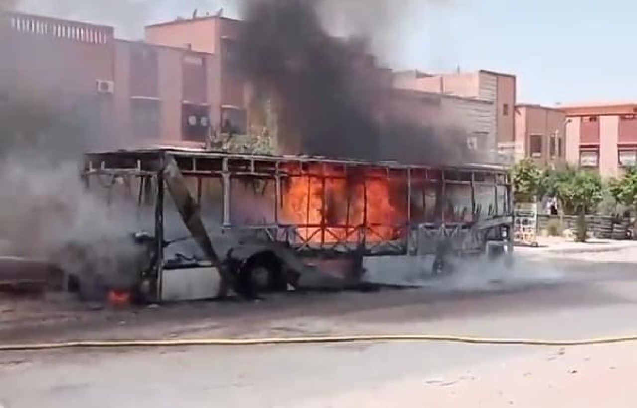 النيران تأتي على حافلة بمراكش كانت تقل الركاب النيران تأتي على حافلة بمراكش كانت تقل الركاب