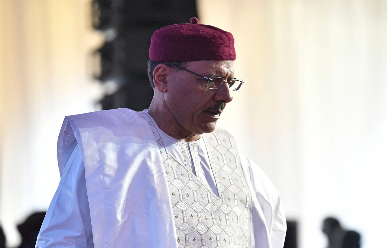 بعد استيلاء جيش النيجر على الحكم.. الرئيس وحكومته يرفضان الانقلاب