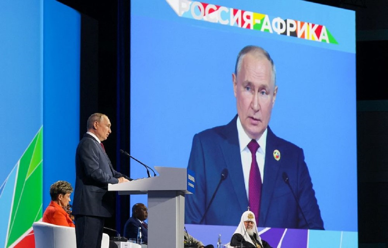رئيس روسيا يُعْلِن توقيع صفقات عسكرية مع 40 دولة أفريقية + البيان الختامي لقمة روسيا-أفريقيا