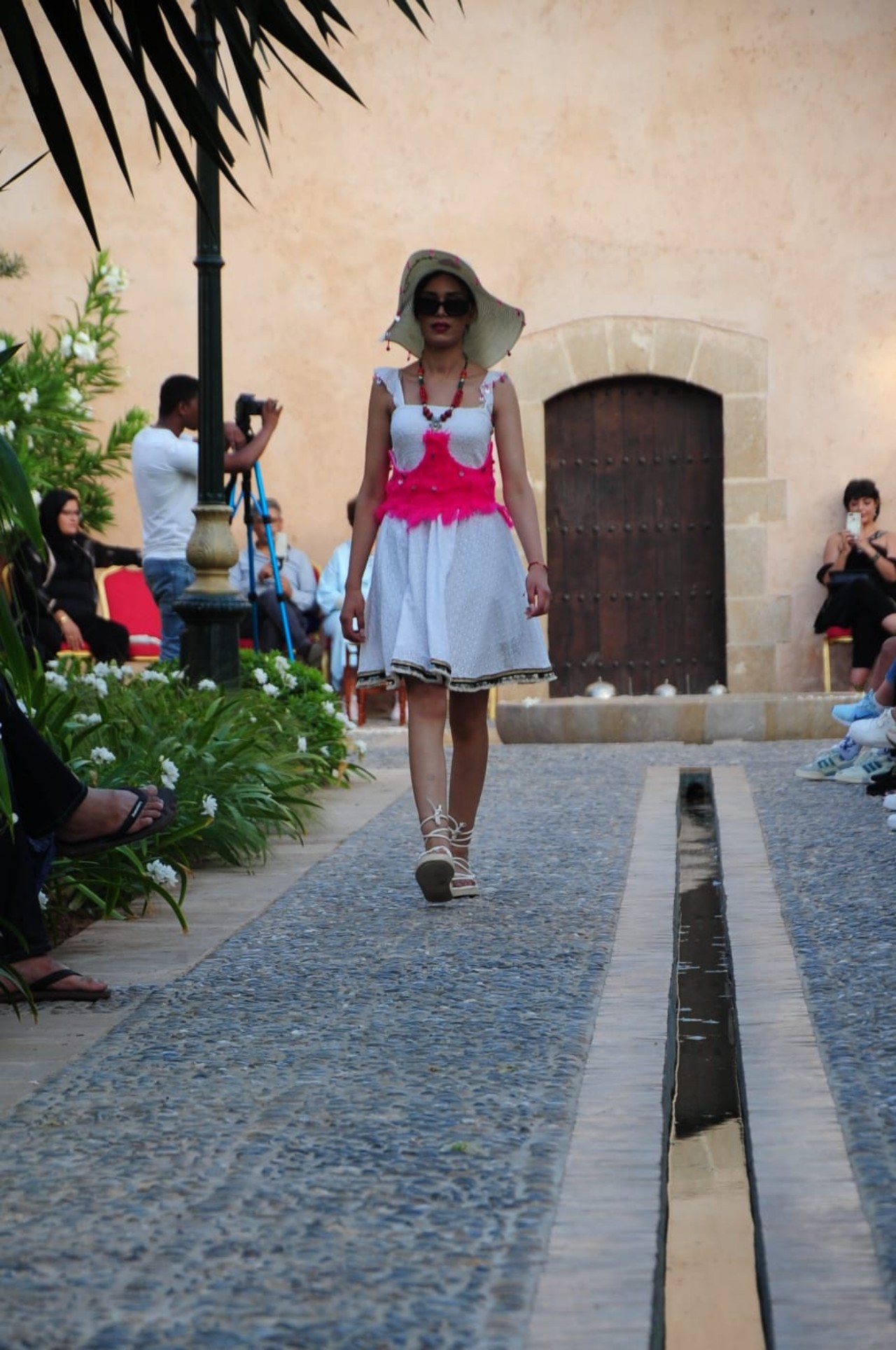 بحدائق الاوداية الساحرة.. مصممون يعرضون أزياء عصرية تحاكي الثقافة المغربية بحدائق الاوداية الساحرة.. مصممون يعرضون أزياء عصرية تحاكي الثقافة المغربية