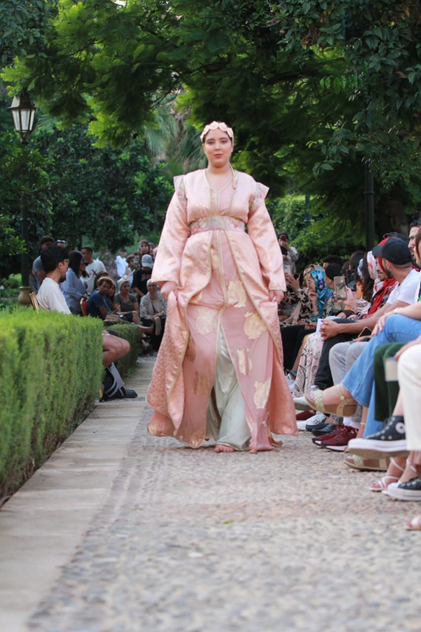 بحدائق الاوداية الساحرة.. مصممون يعرضون أزياء عصرية تحاكي الثقافة المغربية بحدائق الاوداية الساحرة.. مصممون يعرضون أزياء عصرية تحاكي الثقافة المغربية