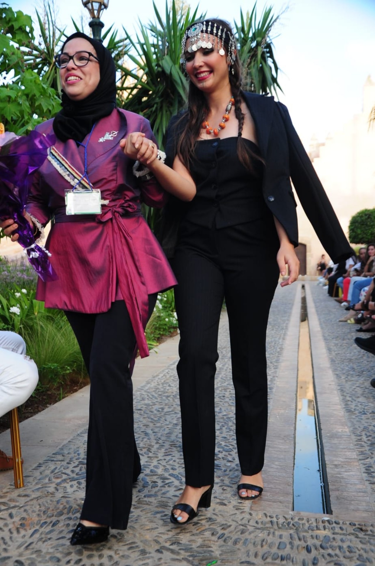 بحدائق الاوداية الساحرة.. مصممون يعرضون أزياء عصرية تحاكي الثقافة المغربية بحدائق الاوداية الساحرة.. مصممون يعرضون أزياء عصرية تحاكي الثقافة المغربية