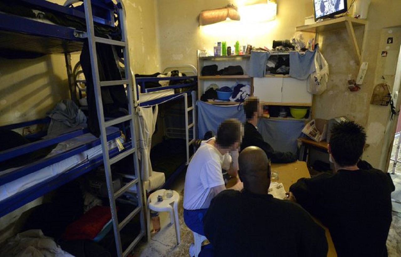 فرنسا تحطم الرقم القياسي في عدد المعتقلين بسجونها فرنسا تحطم الرقم القياسي في عدد المعتقلين بسجونها