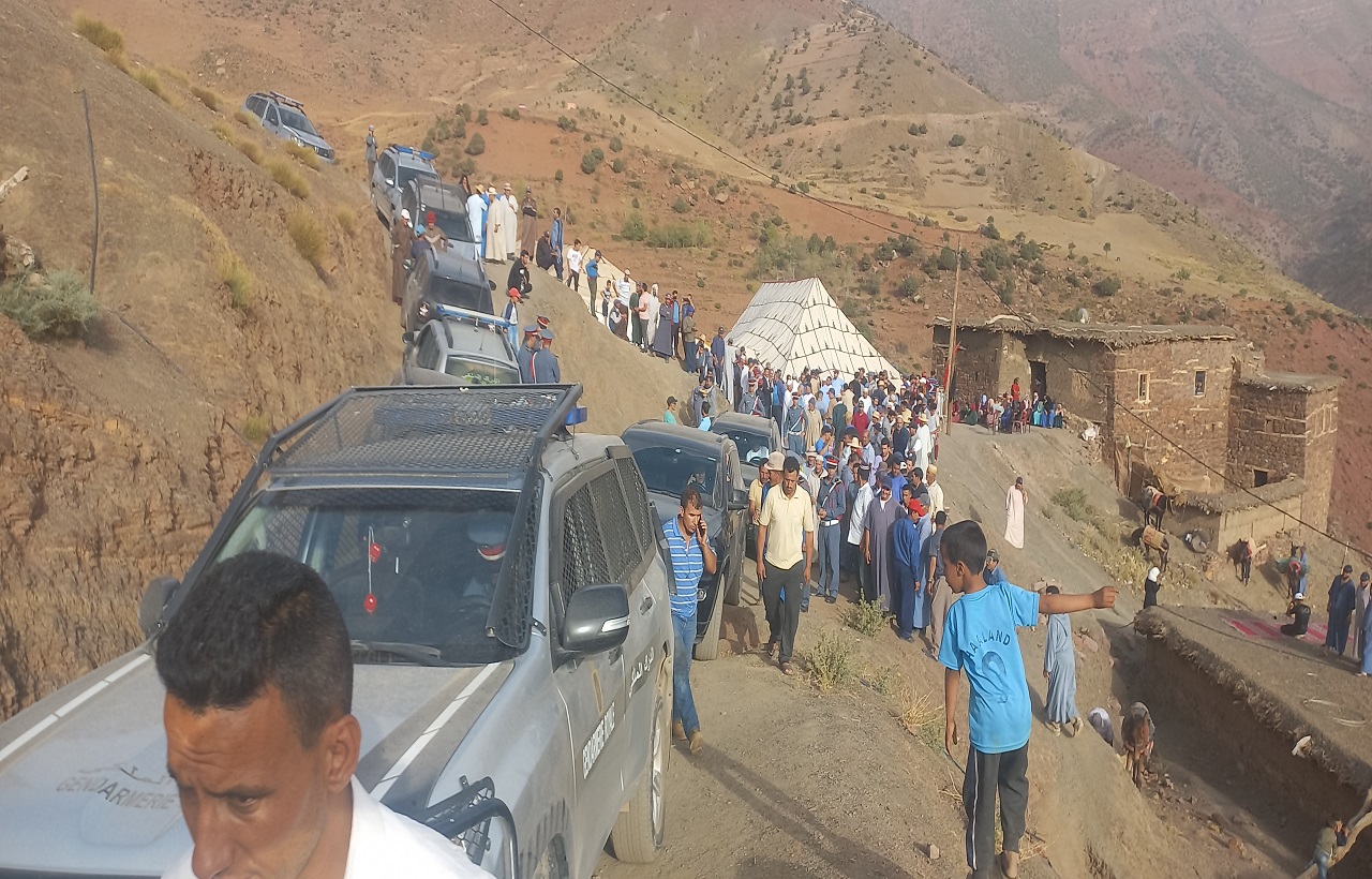 راح ضحيتها 24 قتيل.. عامل اقليم أزيلال يزور أسر ضحايا فاجعة دمنات ويواسي ساكنة دوار عنينات بأيت تمليل ويستمع لشكاويهم