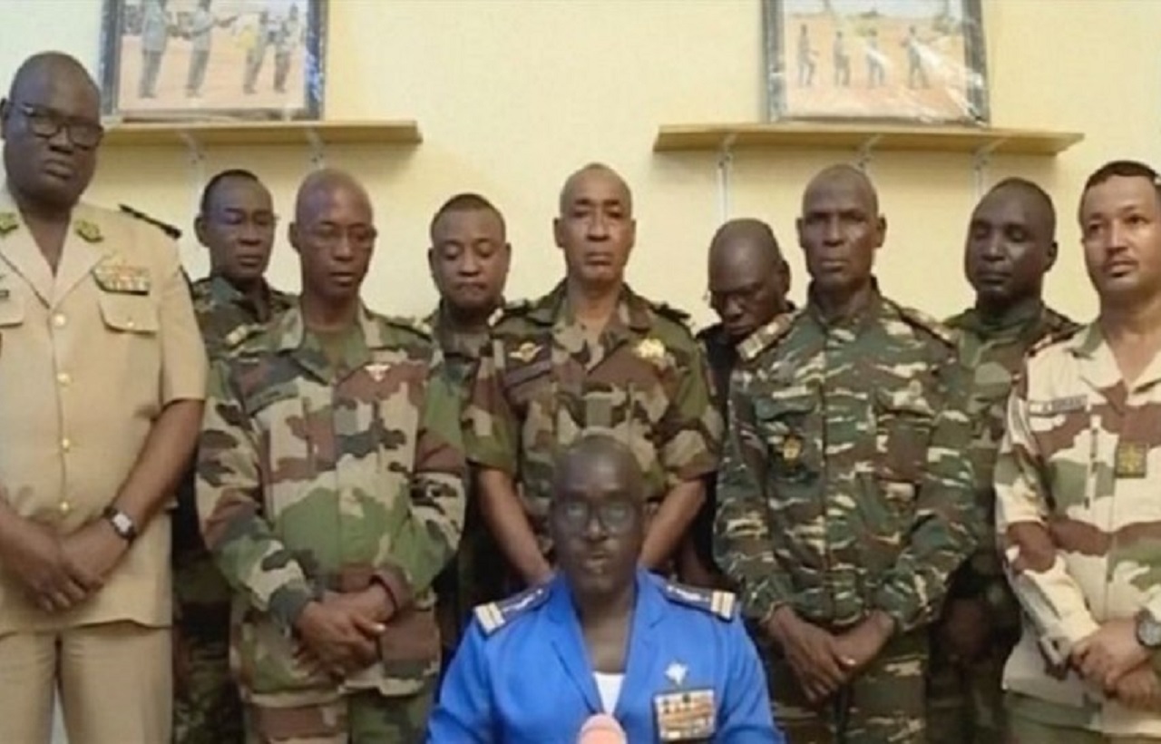 المجلس العسكري في النيجر يعلن عزمه محاكمة الرئيس "محمد بازوم" بتهمة "الخيانة العظمى"