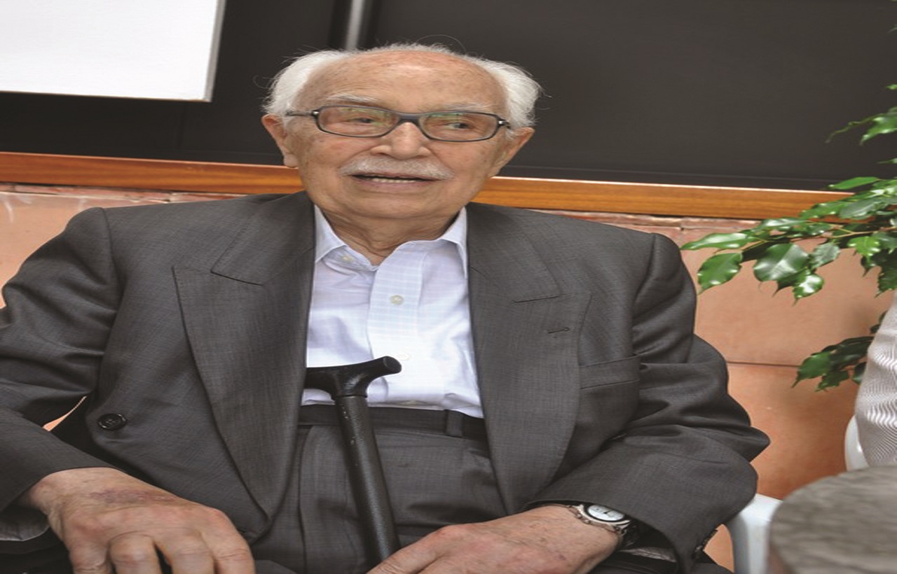 الذكرى الـ 6 لوفاة المناضل الوطني الاستقلالي والمفكر الأكاديمي والصحافي الرائد الأستاذ عبد الكريم غلاب الذكرى الـ 6 لوفاة المناضل الوطني الاستقلالي والمفكر الأكاديمي والصحافي الرائد الأستاذ عبد الكريم غلاب