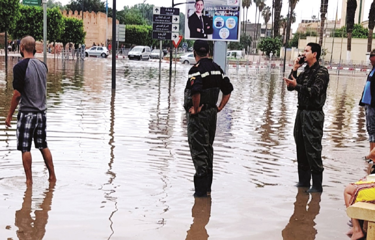 أمطار غزيرة في المنطقة الشرقية تنعش المخزون المائي وتخلف خسائر مادية