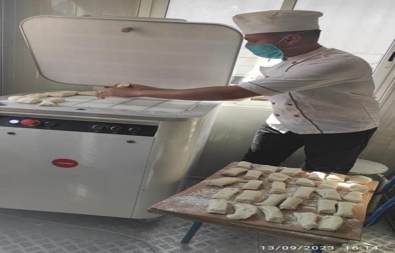 المديرية العامة للأمن الوطني توفد مخبزتين متنقلتين إلى ضواحي مراكش دعماً للمتضررين من الزلزال المديرية العامة للأمن الوطني توفد مخبزتين متنقلتين إلى ضواحي مراكش دعماً للمتضررين من الزلزال