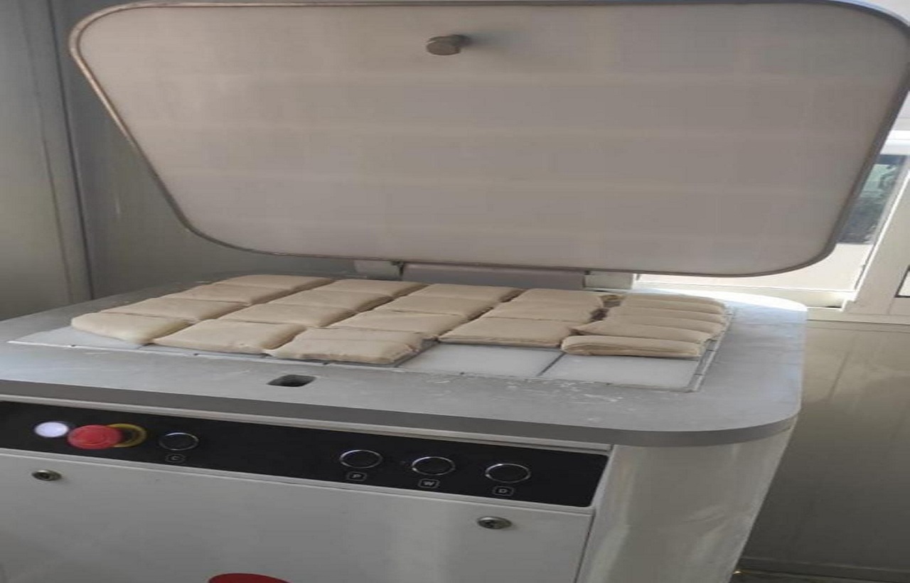 المديرية العامة للأمن الوطني توفد مخبزتين متنقلتين إلى ضواحي مراكش دعماً للمتضررين من الزلزال المديرية العامة للأمن الوطني توفد مخبزتين متنقلتين إلى ضواحي مراكش دعماً للمتضررين من الزلزال