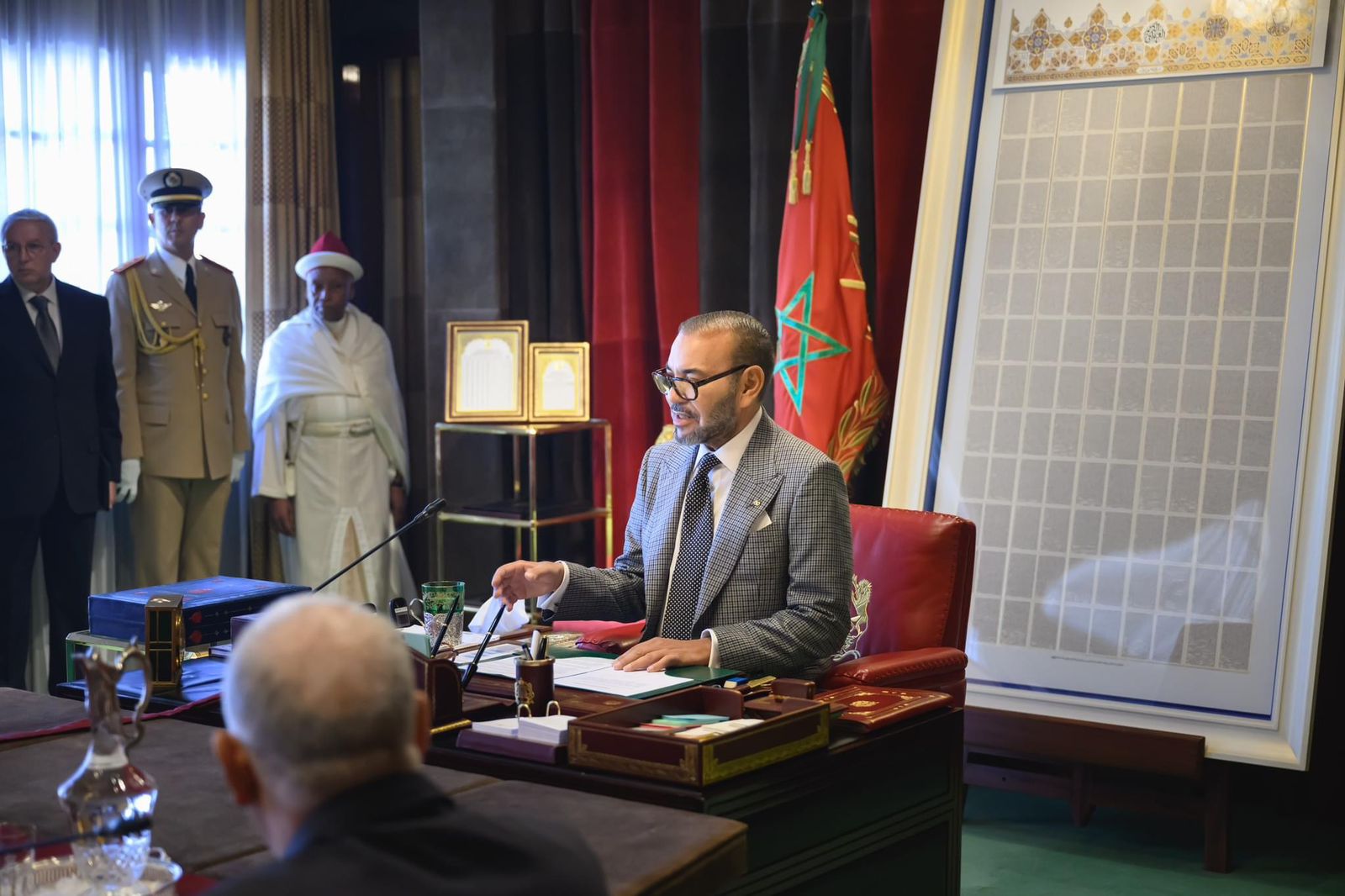 بالصور.. جلالة الملك يترأس جلسة عمل جديدة حول إعادة إعمار المناطق المتضررة من الزلزال بالصور.. جلالة الملك يترأس جلسة عمل جديدة حول إعادة إعمار المناطق المتضررة من الزلزال