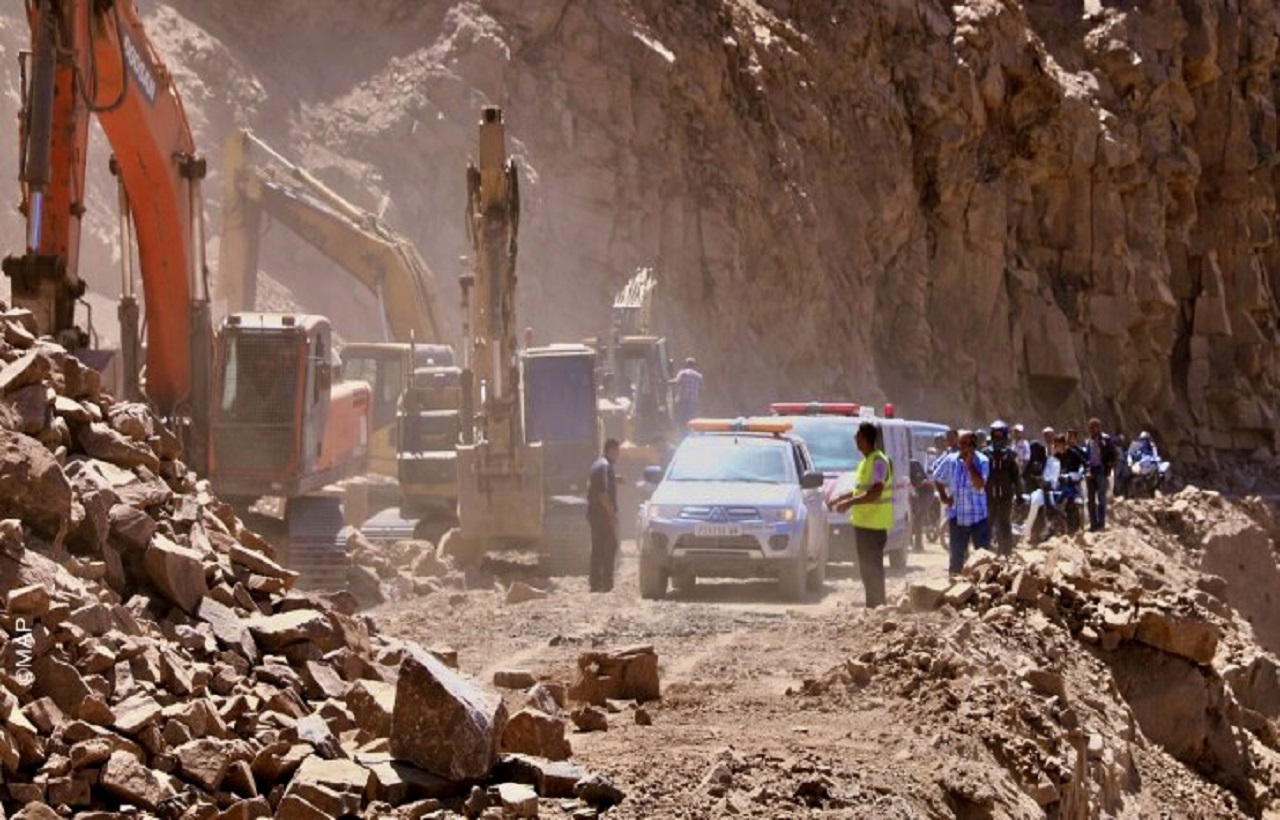 انسيابية في حركة السير بالطرق ومرور قوافل المساعدات وفرق الإنقاذ للمناطق المتضررة من الزلزال بإقليم شيشاوة انسيابية في حركة السير بالطرق ومرور قوافل المساعدات وفرق الإنقاذ للمناطق المتضررة من الزلزال بإقليم شيشاوة