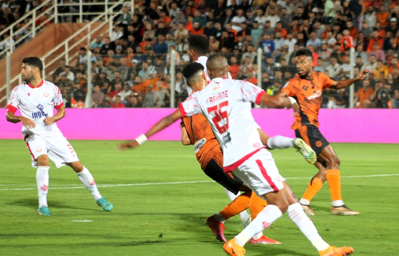 نهضة بركان المنقوص عدديا يتعادل مع الوداد (0-0) نهضة بركان المنقوص عدديا يتعادل مع الوداد (0-0)