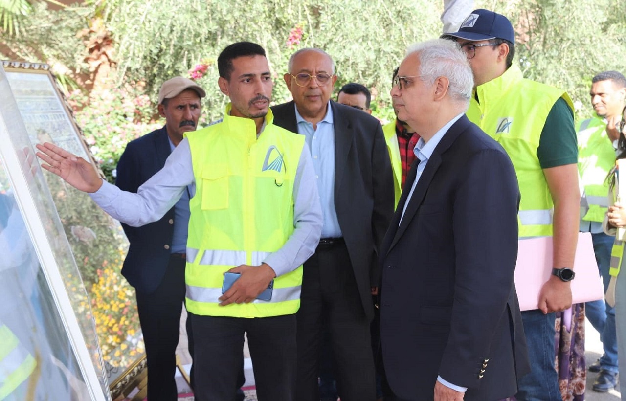 وزير التجهيز والماء يقف على التدابير المتخذة بإقليم شيشاوة لضمان استمرارية حركة السير بالطرق والمسالك المتضررة من الزلزال وزير التجهيز والماء يقف على التدابير المتخذة بإقليم شيشاوة لضمان استمرارية حركة السير بالطرق والمسالك المتضررة من الزلزال