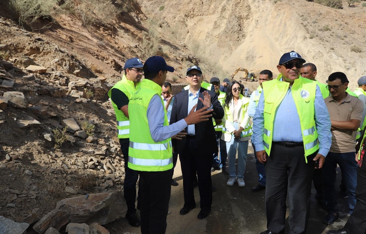 وزير التجهيز والماء يقف على التدابير المتخذة بإقليم شيشاوة لضمان استمرارية حركة السير بالطرق والمسالك المتضررة من الزلزال