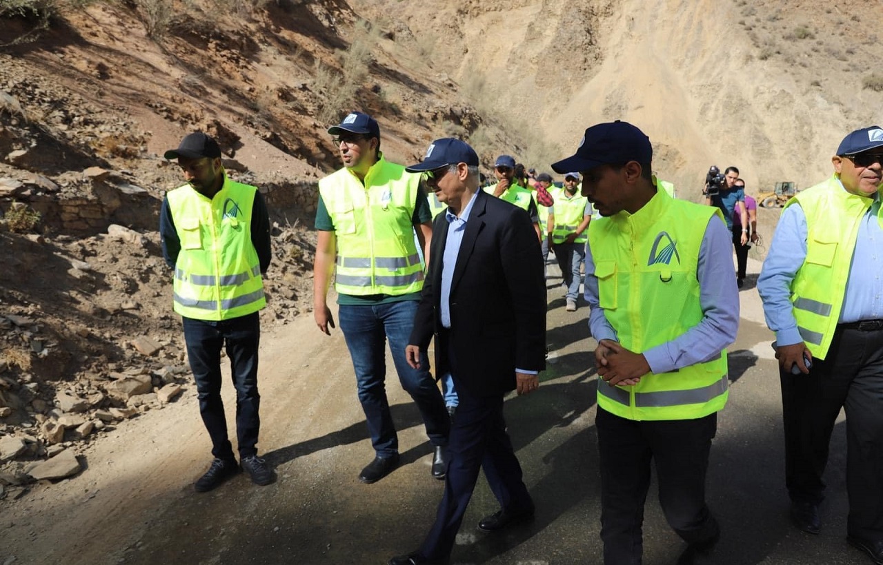 وزير التجهيز والماء يقف على التدابير المتخذة بإقليم شيشاوة لضمان استمرارية حركة السير بالطرق والمسالك المتضررة من الزلزال