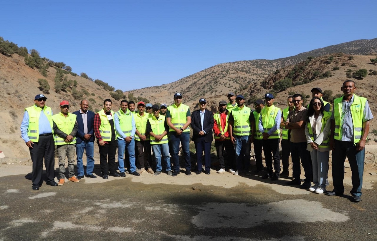 وزير التجهيز والماء يقف على التدابير المتخذة بإقليم شيشاوة لضمان استمرارية حركة السير بالطرق والمسالك المتضررة من الزلزال وزير التجهيز والماء يقف على التدابير المتخذة بإقليم شيشاوة لضمان استمرارية حركة السير بالطرق والمسالك المتضررة من الزلزال