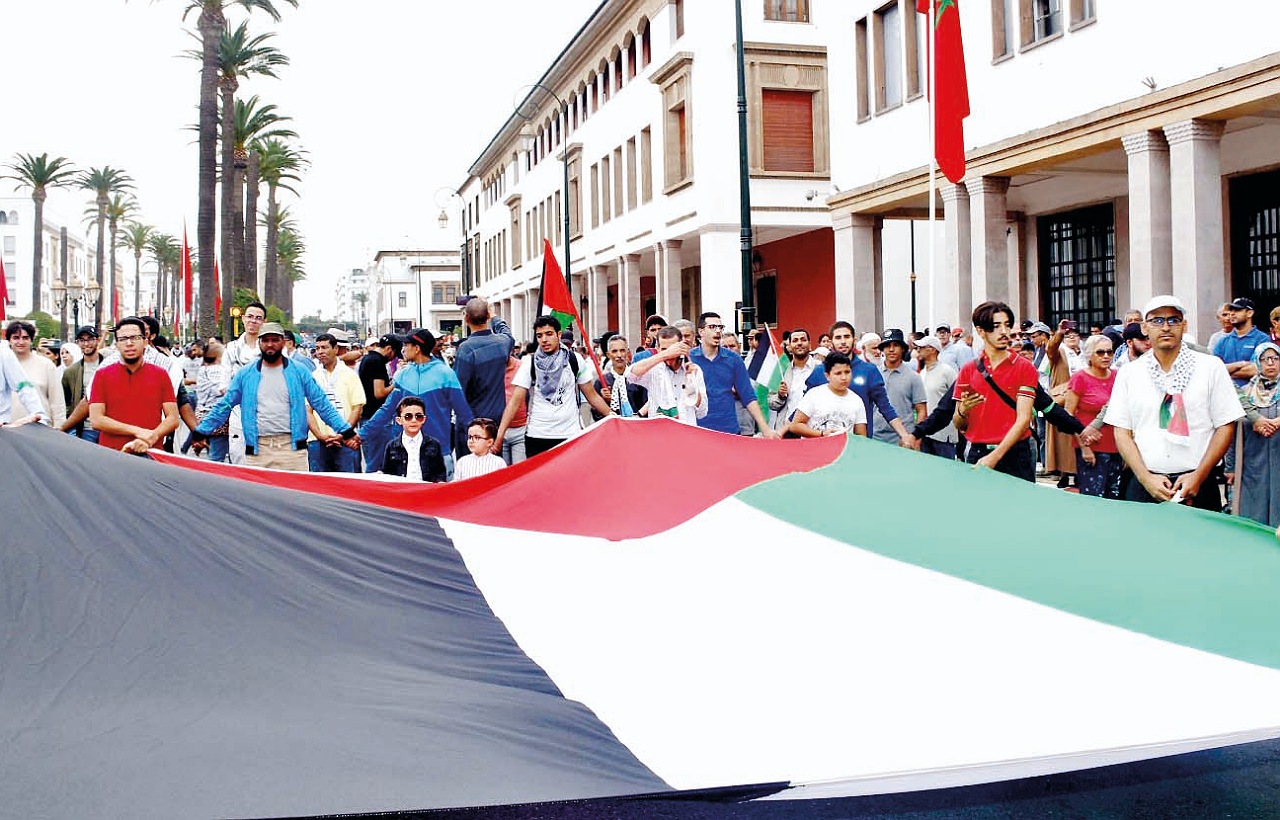 شوارع الرباط تغلي بأمواج بشرية في مسيرة شعبية تاريخية لمساندة الشعب الفلسطيني