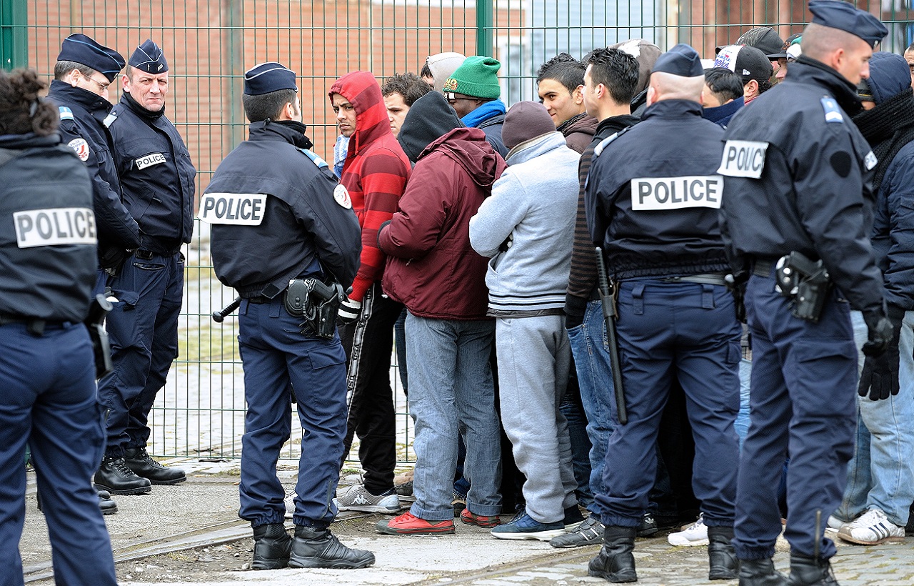 فرنسا تسابق الزمن لتضييق الخناق على المهاجرين