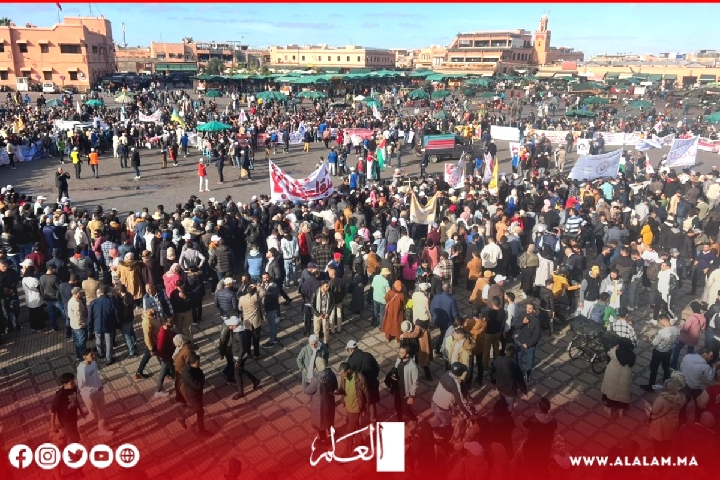 مسيرة حاشدة للأساتذة بساحة جامع الفنا وسط استنفار أمني مشدد مسيرة حاشدة للأساتذة بساحة جامع الفنا وسط استنفار أمني مشدد