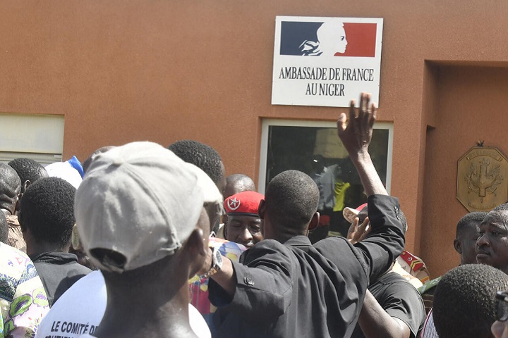 فرنسا تقرر إغلاق سفارتها بالنيجر..