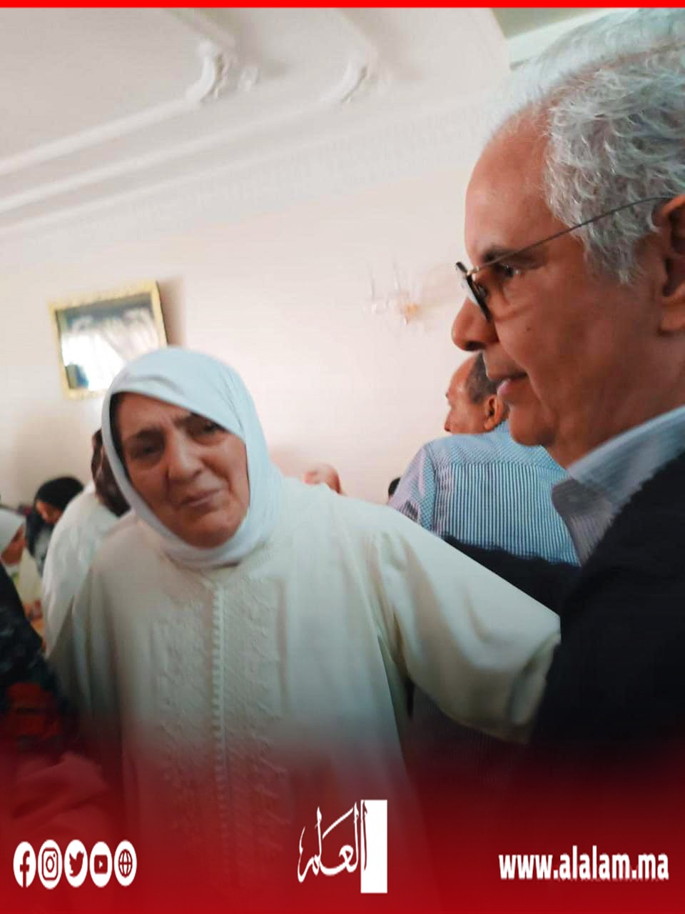 جثمان الفقيد الكبير الحاج عمر الدركولي يوارى الثرى في جو جنائزي مهيب جثمان الفقيد الكبير الحاج عمر الدركولي يوارى الثرى في جو جنائزي مهيب