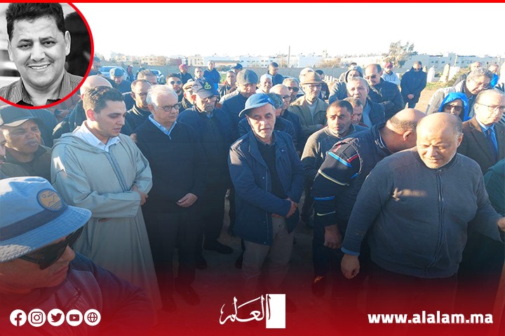 جثمان الفقيد الكبير الحاج عمر الدركولي يوارى الثرى في جو جنائزي مهيب جثمان الفقيد الكبير الحاج عمر الدركولي يوارى الثرى في جو جنائزي مهيب