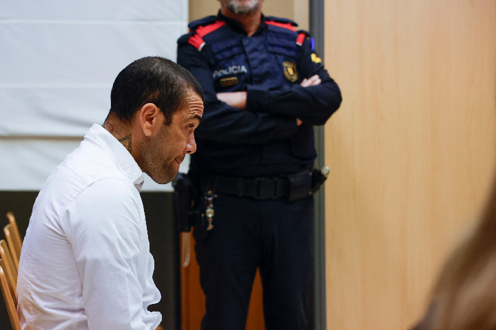 بعد ثبوت تهمة الاغتصاب في حقه.. السجن للاعب برشلونة السابق