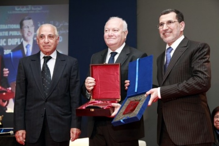 ندوة صحفية للإعلان عن الدورة الثالثة لجائزة الدبلوماسية الشعبية ندوة صحفية للإعلان عن الدورة الثالثة لجائزة الدبلوماسية الشعبية