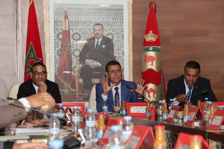 المجلس الإقليمي للعيون يصادق بالإجماع على نقط الدورة الاستثنائية لشهر مارس المجلس الإقليمي للعيون يصادق بالإجماع على نقط الدورة الاستثنائية لشهر مارس