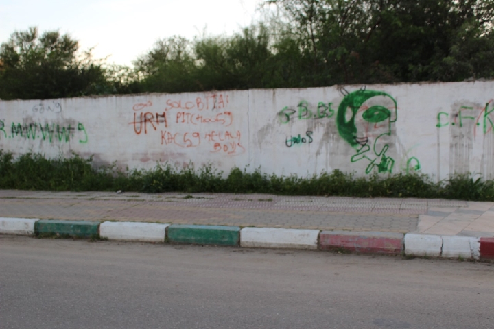 كتابات على الجدران عمل تخريبي تعبيرا عن الاحتجاج