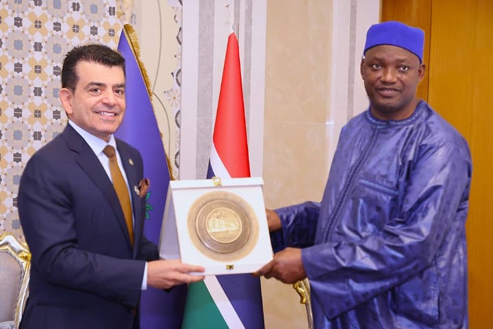 رئيس جمهورية غامبيا يستقبل المدير العام للإيسيسكو في بانجول رئيس جمهورية غامبيا يستقبل المدير العام للإيسيسكو في بانجول