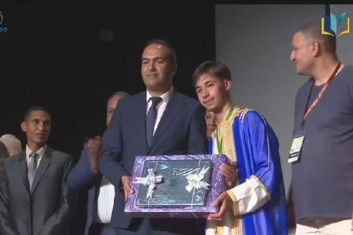 ثانوية بالقصر الكبير تتوج بجائزة الإعلام المدرسي ثانوية بالقصر الكبير تتوج بجائزة الإعلام المدرسي